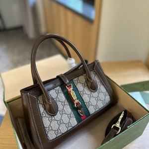 Small tote with piston closure